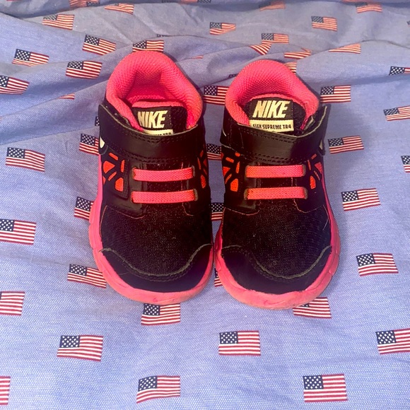 Black & bright pink Nike sneakers - Picture 5 of 6